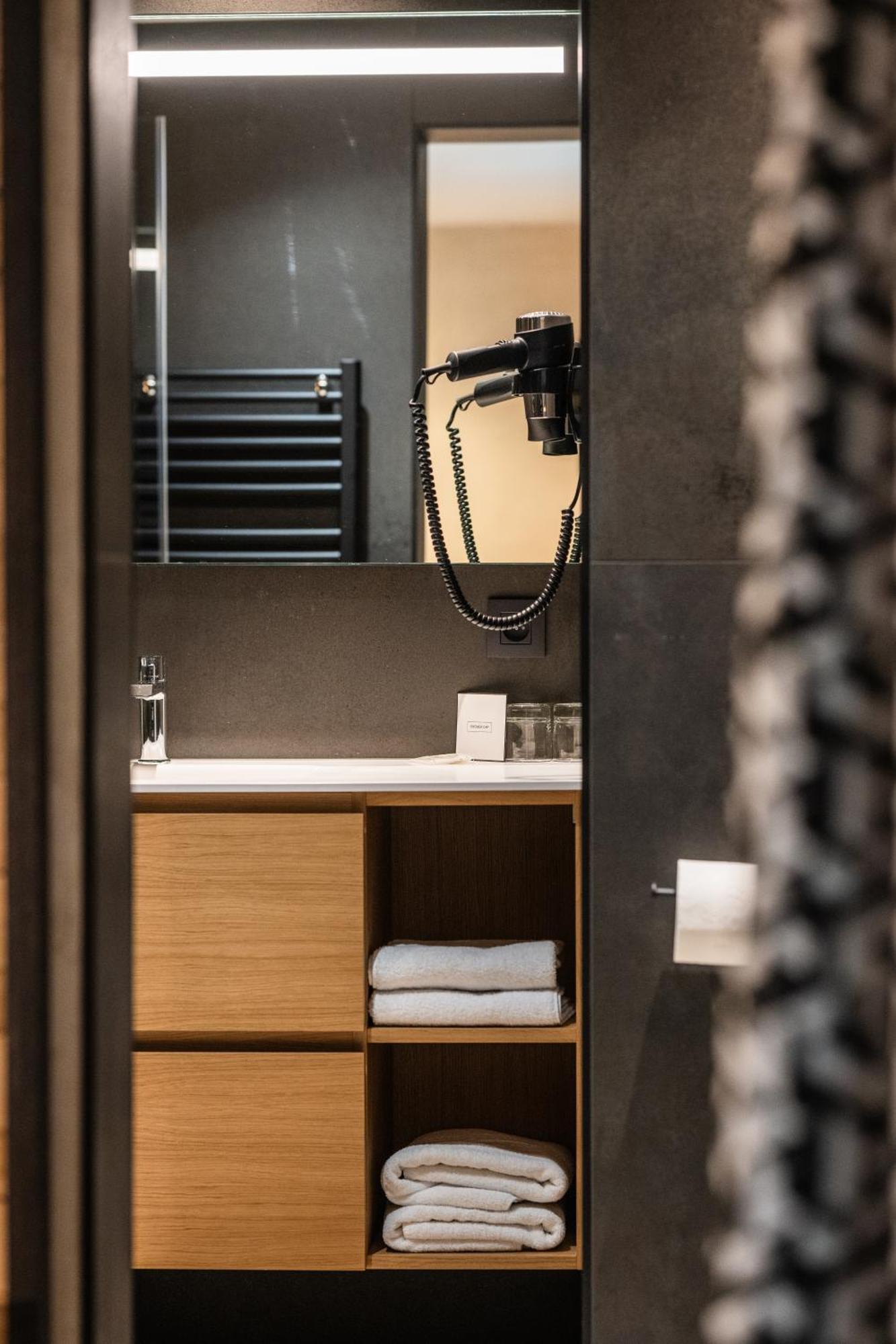Hostellerie La Claire Fontaine, Logis Hotels & Spa Ла-Рош-ан-Арден Екстер'єр фото
